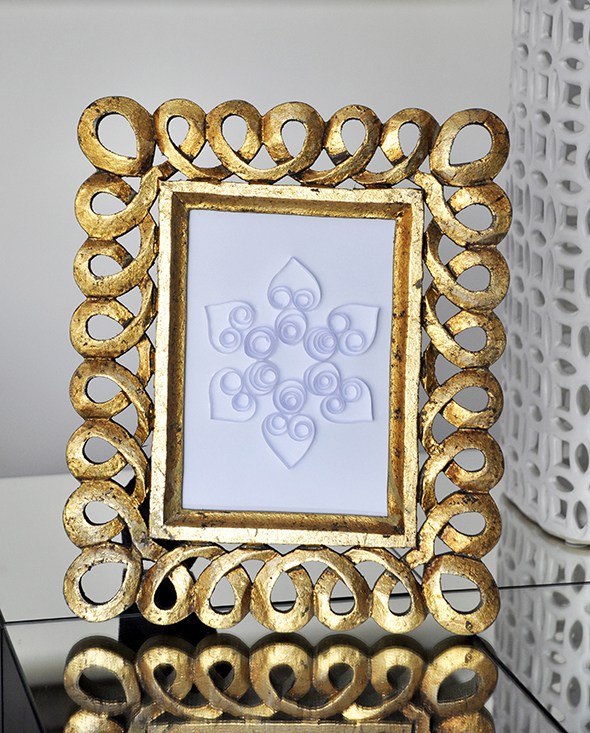 make this quick and easy DIY quilled paper snowflake are via http://lifeovereasy.com/