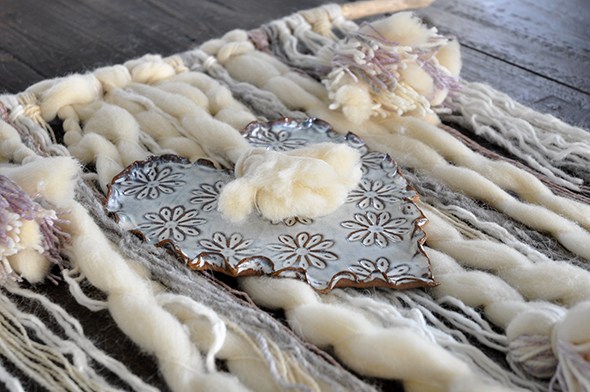 Make this easy DIY yarn wall haning via http://lifeovereasy.com/